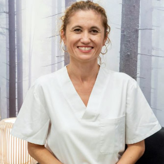Dentista-Cristina-de-la-Rosa-Navarro-en-Clínica-Bajo-Los-Cristianos-Tenerife-Sur